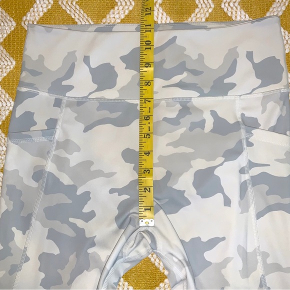 💖 NWOT JustFab Nimbus Cloud White Gray Camo 2 Pc Activewear Set Size L - Picture 12 of 13